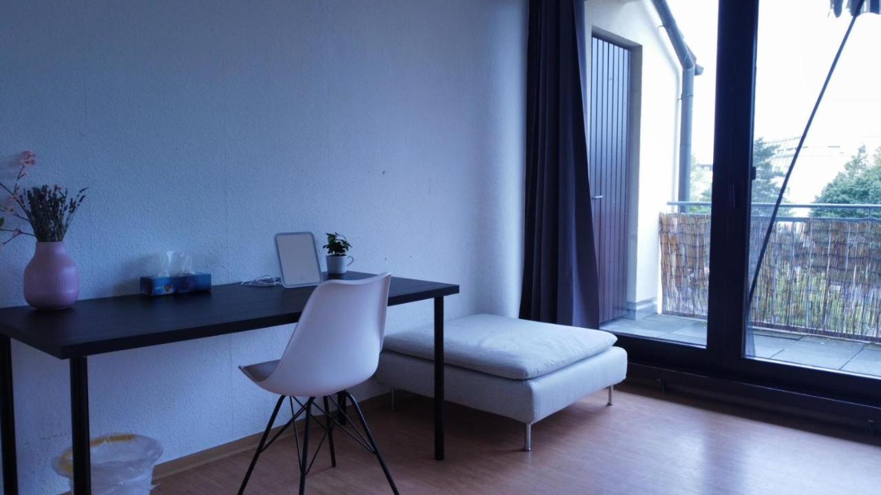 Budget Suite Mit Balkon - Privatzimmer In Wohnung - Netflix & Minibar Inklusive 코블렌츠 외부 사진